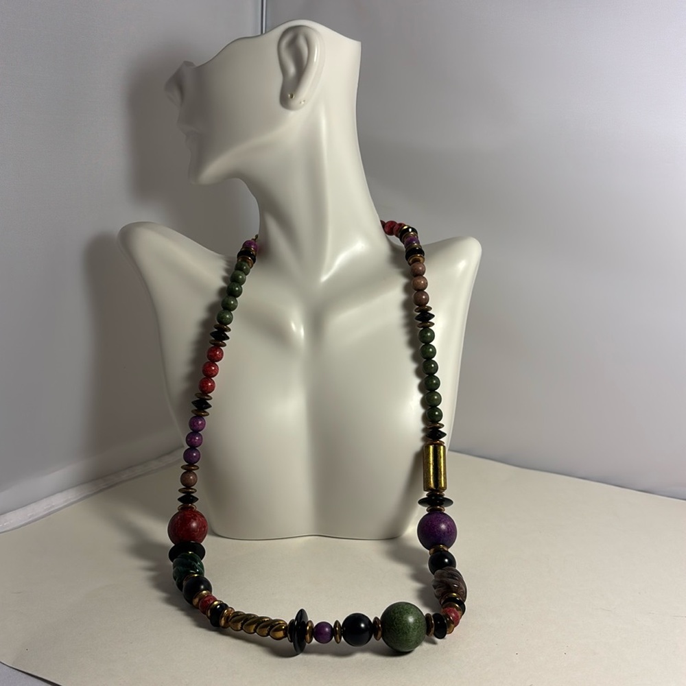 Contrasting colors beaded necklace approx 12 inches long